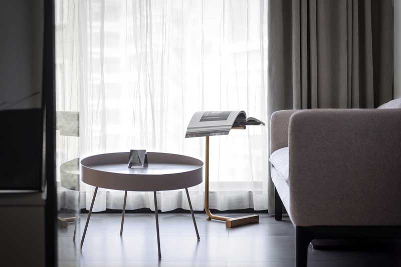 偶爾會(huì)有客人來(lái)留宿，因此，在多功能室里設(shè)置隱藏床，再拉開(kāi)折疊門，就是簡(jiǎn)單并保有隱私的居住空間。半開(kāi)放的多功能室是對(duì)空間“關(guān)系”的思考，互通性與私密性共生。