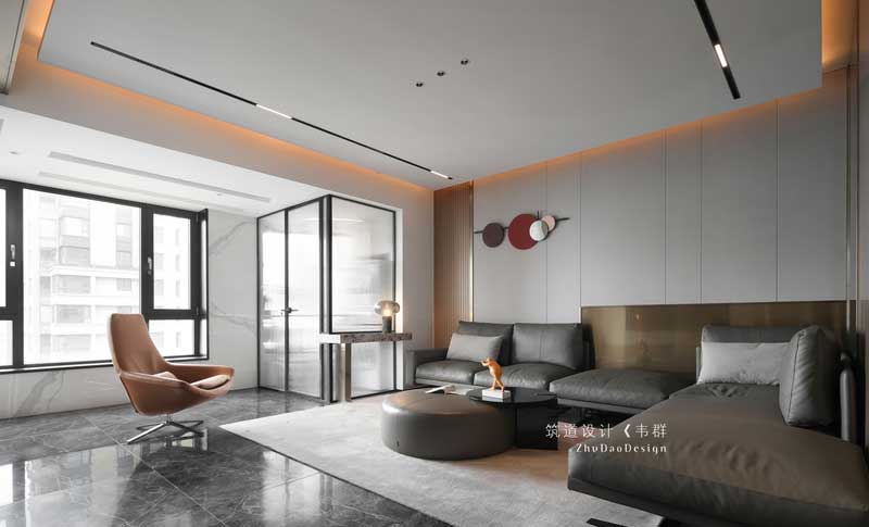 簡單的吊頂裝飾也更加凸顯出整體空間簡潔的氛圍。