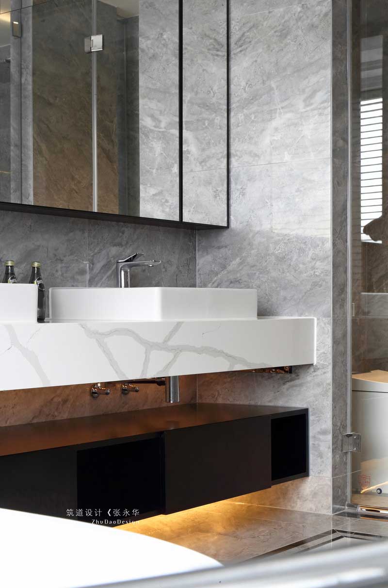 衛(wèi)生間設(shè)計淋浴區(qū)與馬桶區(qū)及獨立浴缸，陳設(shè)用品配備齊全，全面提升優(yōu)化了生活品質(zhì)！