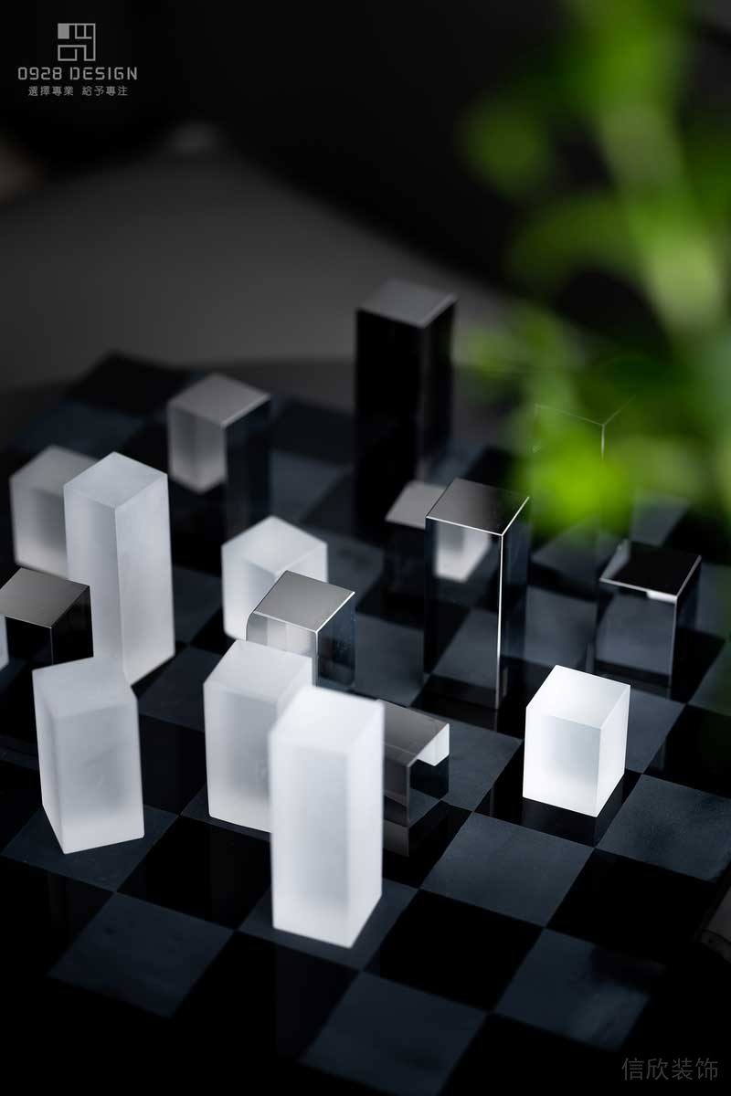 客廳茶幾上的棋盤擺件，玻璃與不銹鋼完美結(jié)合。