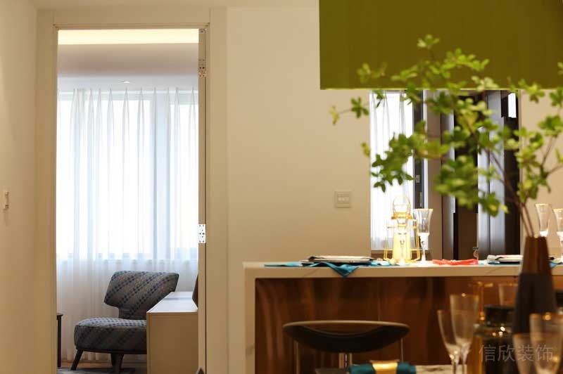 深圳羅湖區(qū)現(xiàn)代輕奢風(fēng)200平方家庭住房裝修餐廳吧臺