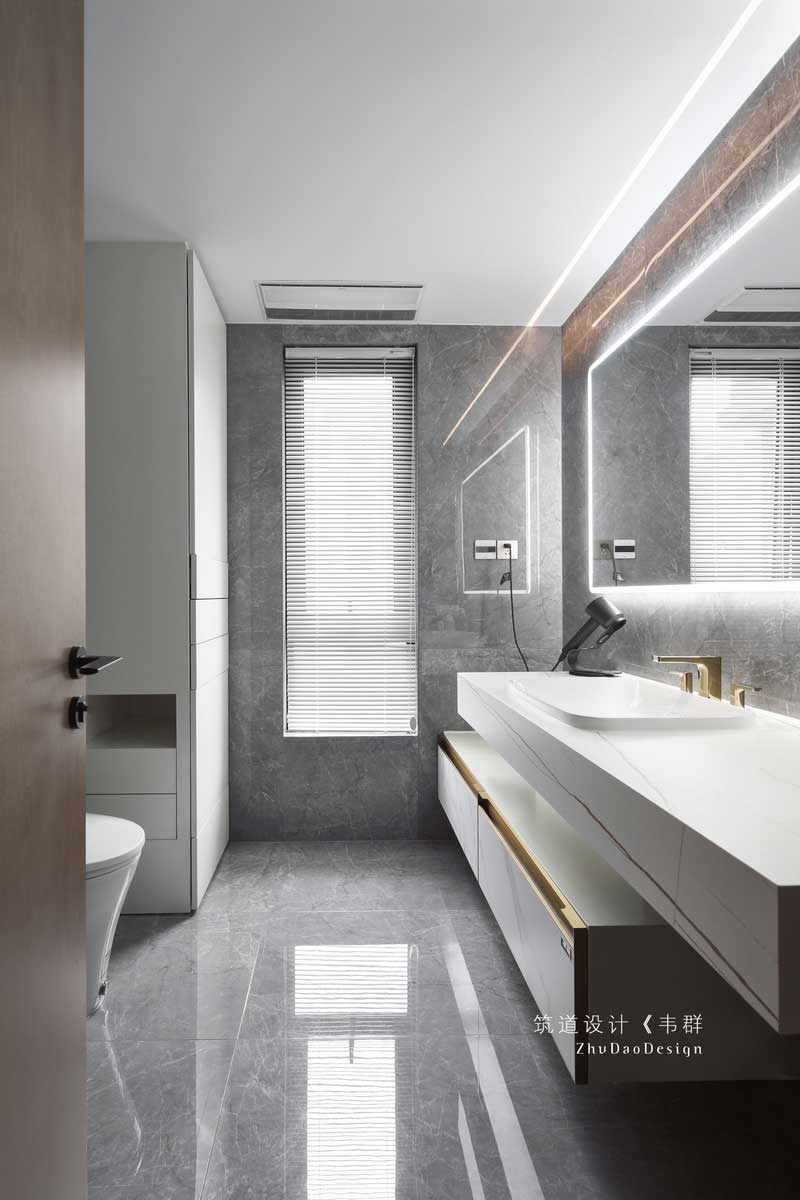 主衛(wèi)墻面、地面由同款大理石一體而成，簡約大氣，鏡面背面的光線，保證了家人在使用空間時能享受到最為舒適的光線。
