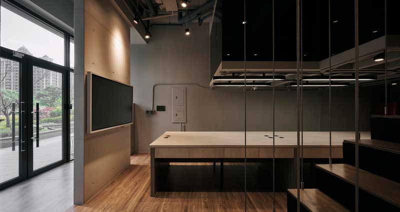 深圳寶安區(qū)工業(yè)風辦公室裝修清水混凝土背景墻隔斷