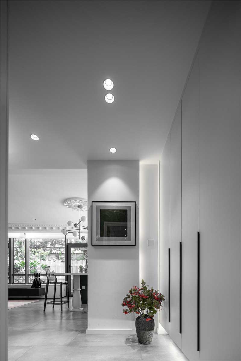 深圳南山科技園后現(xiàn)代風(fēng)格家居裝修過道