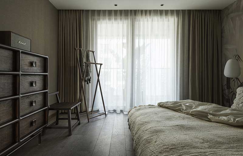 設(shè)計(jì)師將空間原有的造型墻和黃色墻紙予以拆除，換上了頗具清幽意蘊(yùn)的墨竹墻紙，色調(diào)柔和，將空間打造得更為靜謐雅致。樸拙素雅的床品別具質(zhì)感，讓人更加貼近自然的味道。