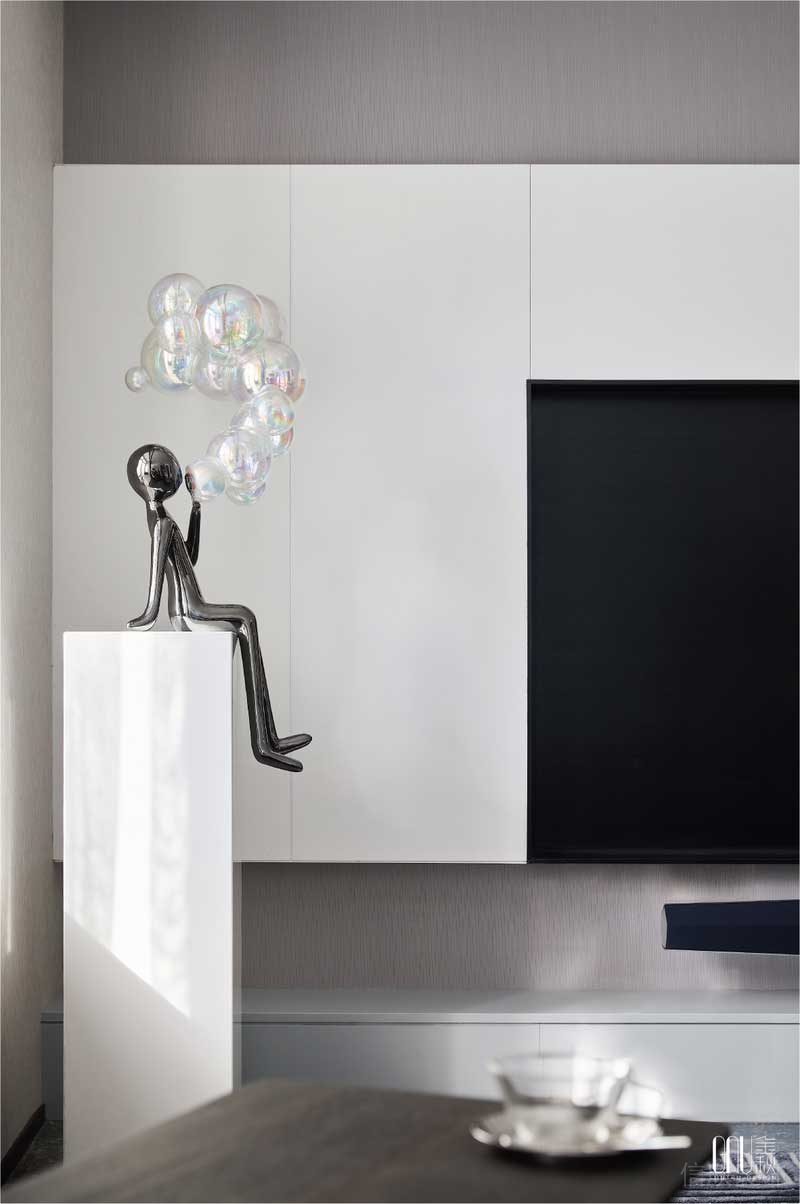 客廳白色的小人雕像