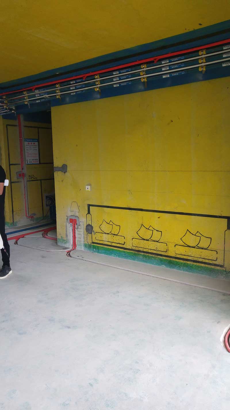 施工現(xiàn)場(chǎng)照片：水電完工照片，墻面進(jìn)行施工圖1：1放樣，避免插座等設(shè)備的位置不對(duì)的問(wèn)題。這個(gè)施工形式還是非常棒的，目前公司所有設(shè)計(jì)項(xiàng)目都會(huì)要求施工方進(jìn)行現(xiàn)場(chǎng)放樣以后進(jìn)行施工，保證業(yè)主在現(xiàn)場(chǎng)就能看明白設(shè)備和造型已經(jīng)家具的尺度。