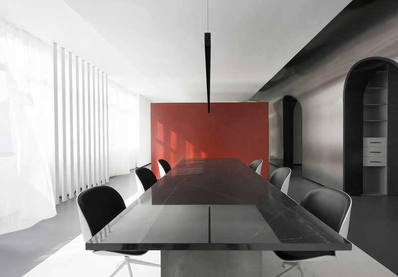 深圳寶安黑白色調(diào)辦公室會議室裝修