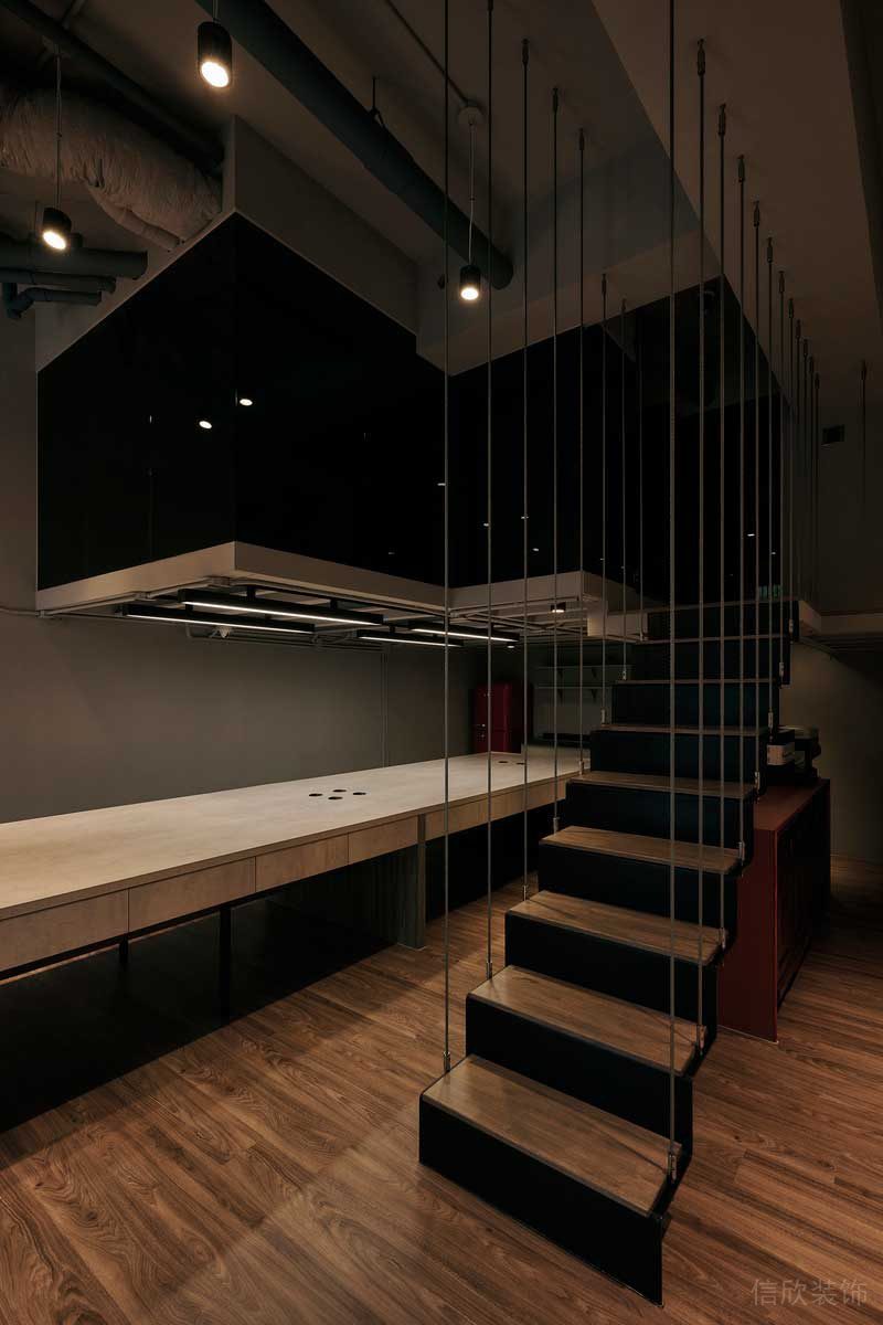 深圳寶安區(qū)工業(yè)風辦公室裝修胡桃木地板