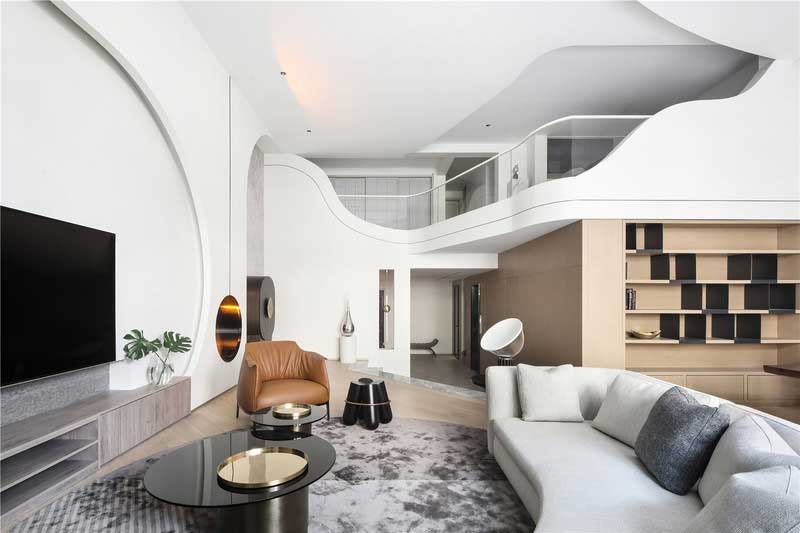 深圳龍華區(qū)現(xiàn)代中式風(fēng)格舊房裝修改造完工后實景圖客廳內(nèi)嵌式裝飾展示柜