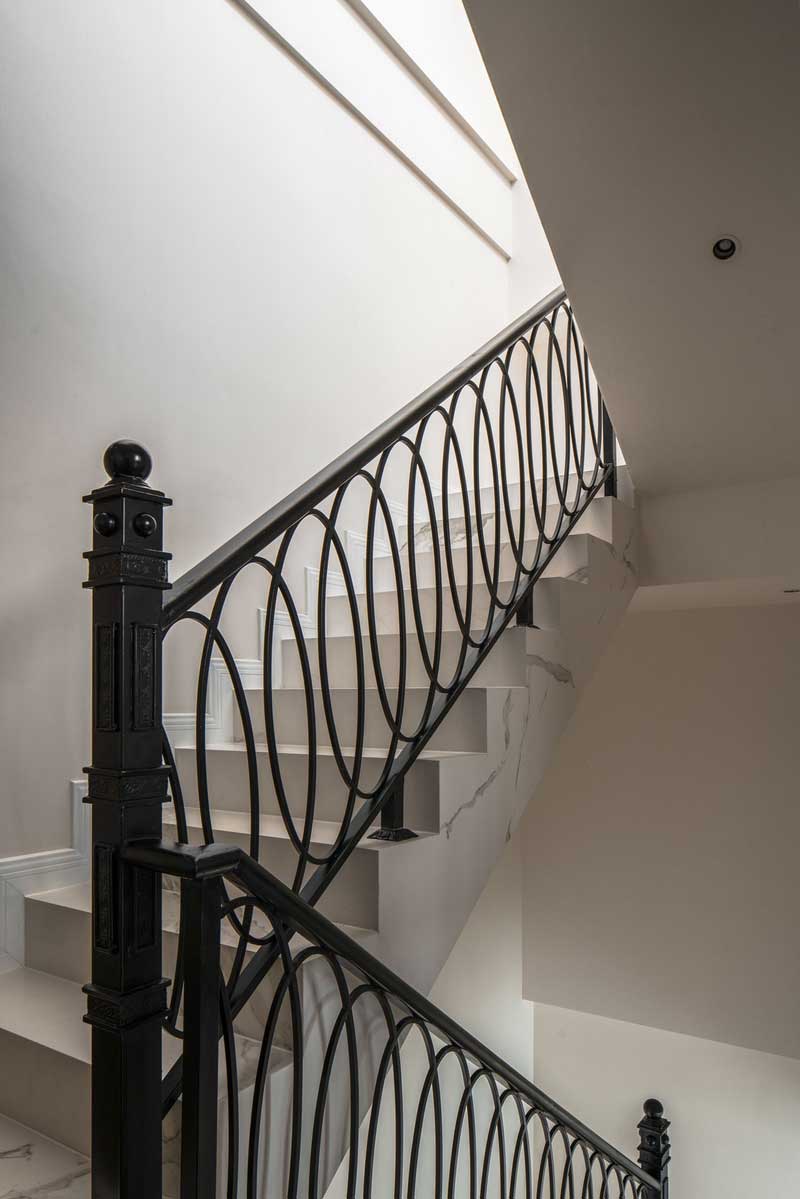 挑高的客廳空間不僅滿足會客需求與私人享受的同時盡顯屋主的溫柔與優(yōu)雅