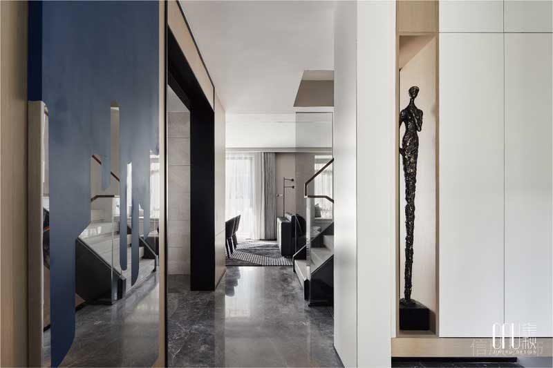 極致純粹的細節(jié)，簡約大氣的線條構建，唯美而寧靜的神態(tài)為空間成就了一道莊嚴的天際線，神秘而優(yōu)雅的銅制藝術品散發(fā)著探尋生命的力量，人性自醒，讓宇宙擁有無限可能。 