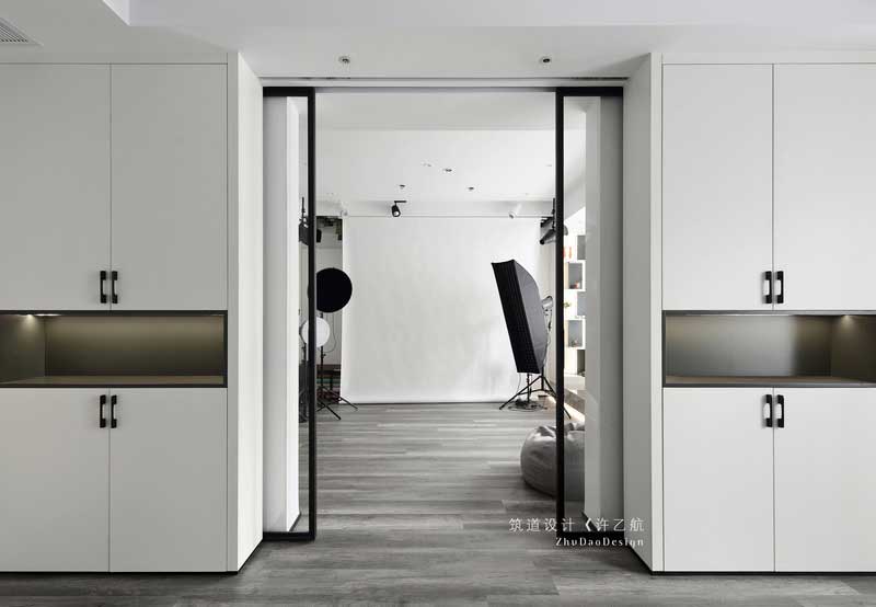 臥室看向攝影區(qū)視角。整體空間互通，使用雙開門的推拉門。