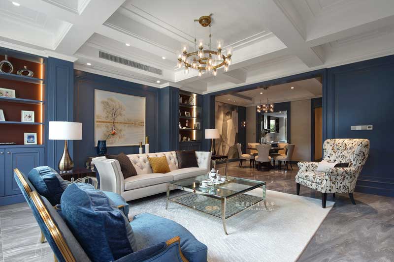 軟裝上搭配金屬細腳茶幾、簡單精致的電視柜，再以獨居風情的墻面裝飾畫為點綴，營造輕奢、優(yōu)雅的居室氛圍。