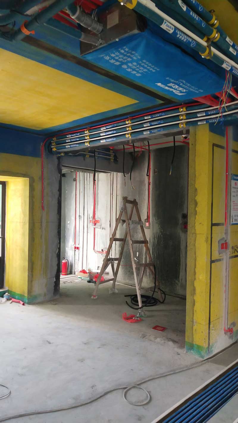 施工現(xiàn)場(chǎng)照片：水電過(guò)程中拍攝，墻弱電分色。廚房設(shè)備很多，水電位由櫥柜定制提供