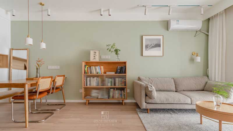 餐廳餐桌椅采用長凳加椅子的形式，長凳不占位置不遮擋視線，方便出門前照照鏡子，餐椅選用復古質感的皮質座椅，常規(guī)中點綴一點不同，就像這綠色的背景，在原本都是灰色系的色調中來一點點灰綠色，跳躍又溫柔！