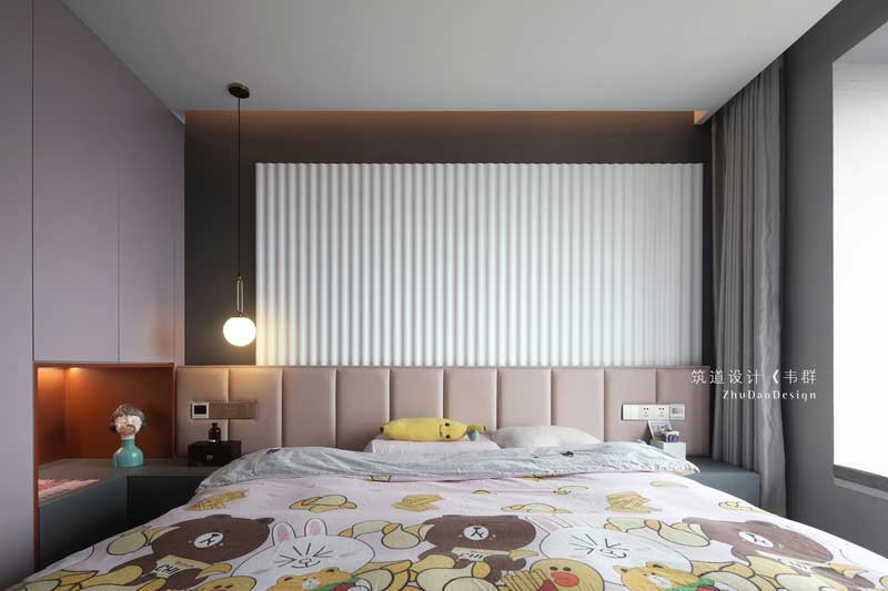 設(shè)計師在兒童房設(shè)計中用了大量的中性色和暖色調(diào)，目的就是讓整個空間不僅在視覺上，更能在觸覺上讓居住者感受到家的溫馨，同時大面積留白、背景墻以及裝飾畫的選擇也照顧到了這一點。
