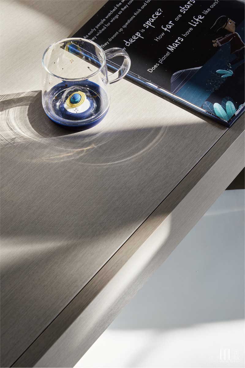 起承轉(zhuǎn)合、層高不一錯(cuò)位交叉，延展出空間豐富的層次感、轉(zhuǎn)折自然的秩序性和純粹而有震撼力的設(shè)計(jì)觀感。