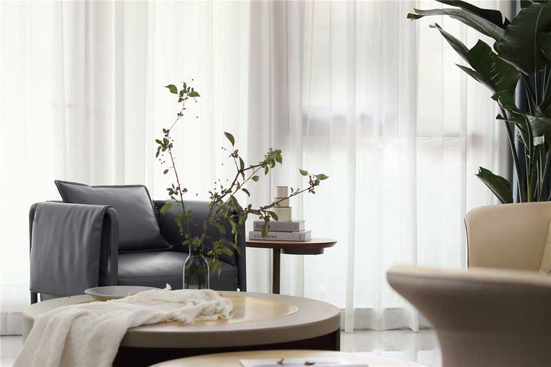 深圳鹽田區(qū)意式輕奢新房設計裝修工程案例客廳采光效果