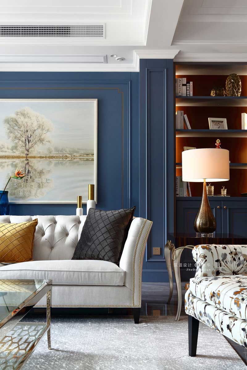 餐廳與客廳毗鄰，深木色的精致圓形餐桌，米白色的餐椅與背景墻畫呼應(yīng)，讓整個一層的設(shè)計空間更加合理且精致。