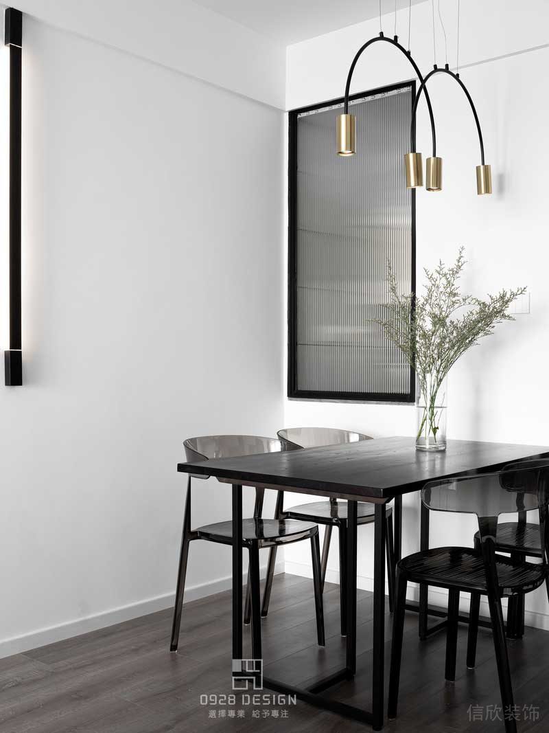 餐桌由黑色實(shí)木和黑色鐵藝結(jié)合，餐椅為黑色亞克力一體成型，黑色沉穩(wěn)，白色雅致。搭配起來(lái)給人一種干練的感覺(jué)。