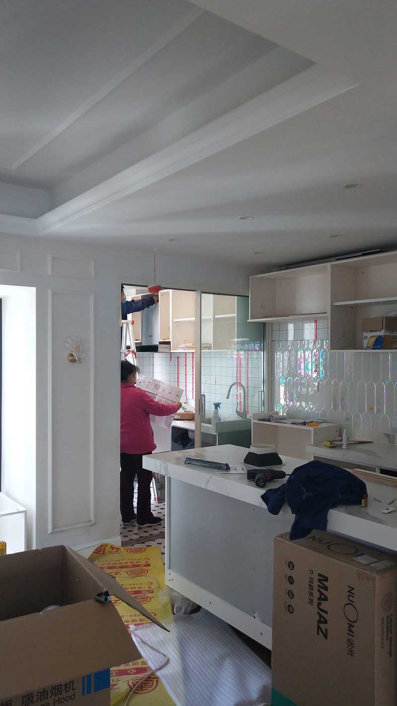 施工過(guò)程：櫥柜正在安裝中，超級(jí)真實(shí)的混亂現(xiàn)場(chǎng)，貼好磚以后為了安裝櫥柜方便，需在瓷磚表面用膠帶進(jìn)行標(biāo)識(shí)，以免打爆水管和電線(xiàn)。