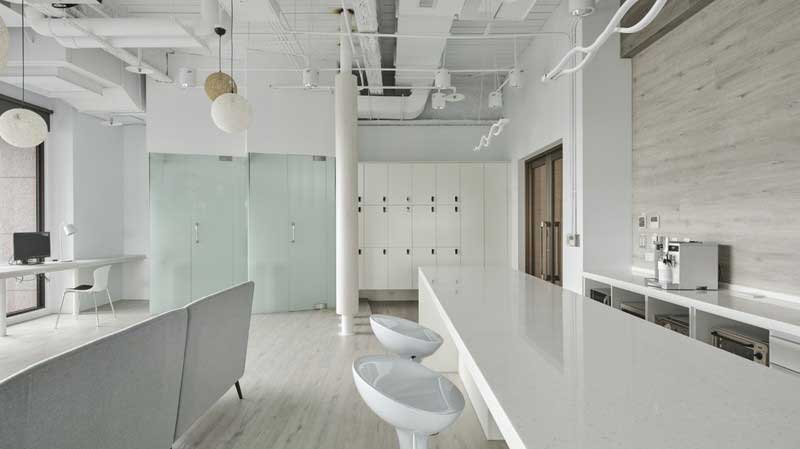 深圳寶安區(qū)淺色系簡約風(fēng)格辦公室裝修茶水休閑區(qū)