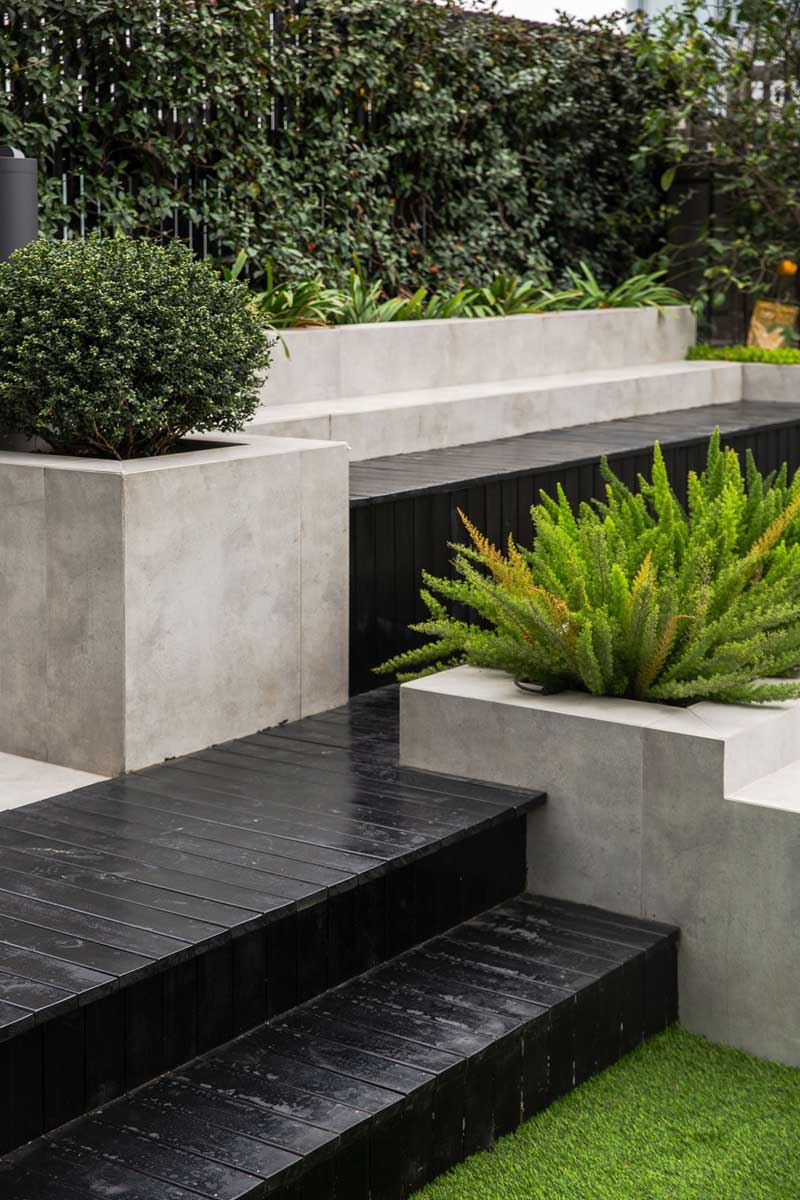 戶外花園滿足了對植被的幻想，也滿足了家庭共享烤肉的美妙親自時光