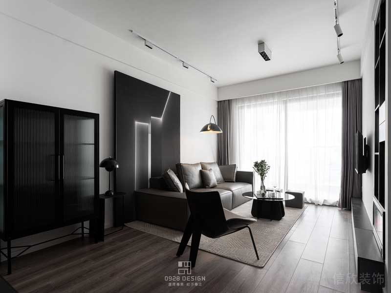 黑色玻璃茶幾讓空間看起來(lái)更加精致，主沙發(fā)一頭大一頭小，在家的時(shí)候躺在沙發(fā)上休息也是特別愜意的事情