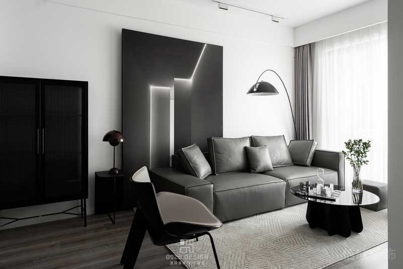 儲(chǔ)物柜為成品鐵藝加長(zhǎng)虹玻璃柜，玻璃總是能給人帶來(lái)一種精致的感覺(jué)?？紤]到未來(lái)家里有小孩會(huì)喜歡光腳到處跑，所以全屋鋪了木地板。