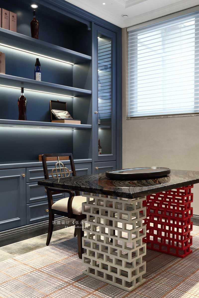 地下室為業(yè)主休閑娛樂的場所，從門廳進入是品茗區(qū)，經(jīng)過一天的工作，業(yè)主回家可以在這品茶小憩，緩解疲勞。