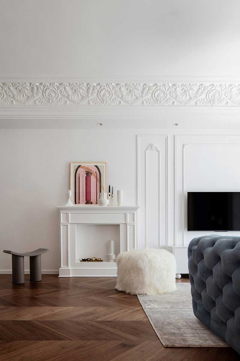 以烤漆壁爐的形式取代傳統(tǒng)邊柜，造型上與背景墻線條元素相呼應(yīng)，更具視覺延伸感，為生活增添了儀式感。