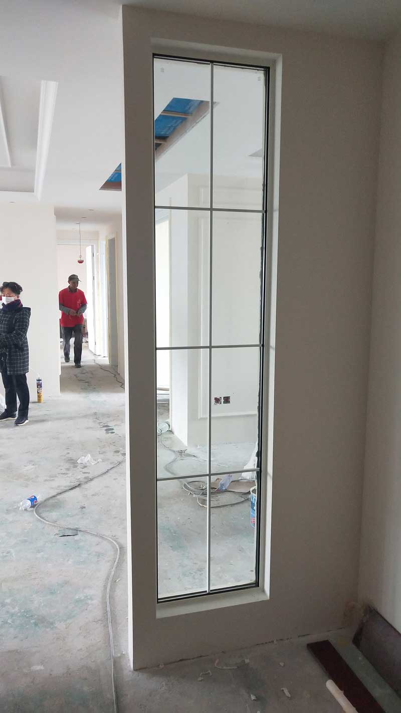 施工現(xiàn)場(chǎng)：做好框架，定制的屏風(fēng)到了，安裝完畢，和整體毫無(wú)違和感。