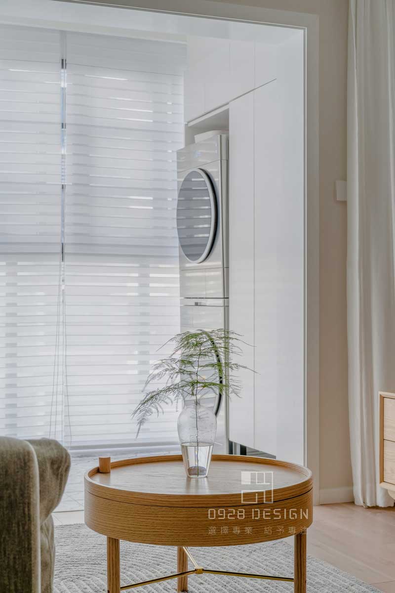 洗衣機柜是由洗衣機柜和儲物柜工具柜組成，根據(jù)業(yè)主的需求將工具柜的底部鏤空作為掃地機器人的位置，陽臺還是貓咪的天下，放著它的三層小樓，據(jù)說隔壁鄰居家有個帥氣的貓哥哥，偶爾還會來個眼神交流。