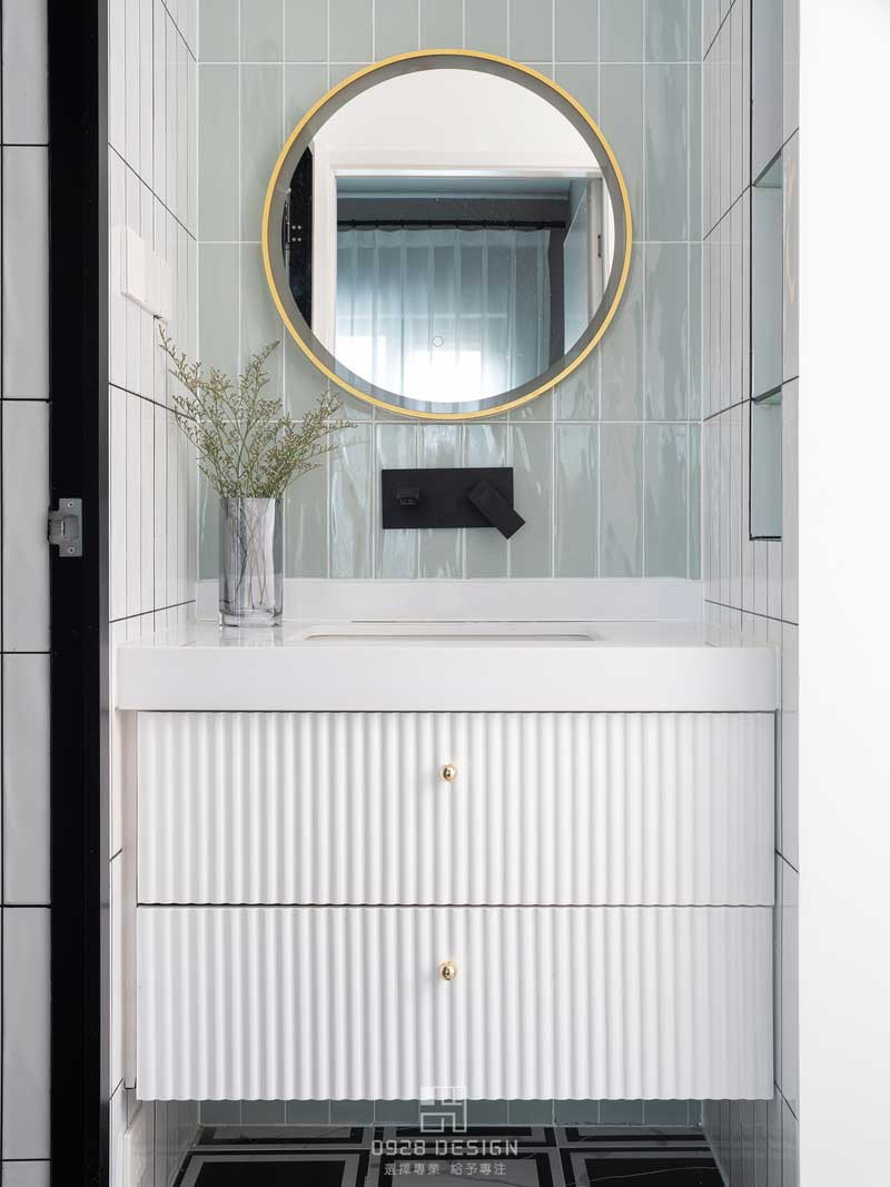 浴室柜也選擇了和長(zhǎng)虹玻璃一樣豎紋的設(shè)計(jì)，側(cè)面利用墻體做了壁龕，漱口杯子什么的常用物品就有地方放了。鏡柜離地安裝，預(yù)留了未來(lái)有可能要增加夜燈和掃地機(jī)器人的備用插座。