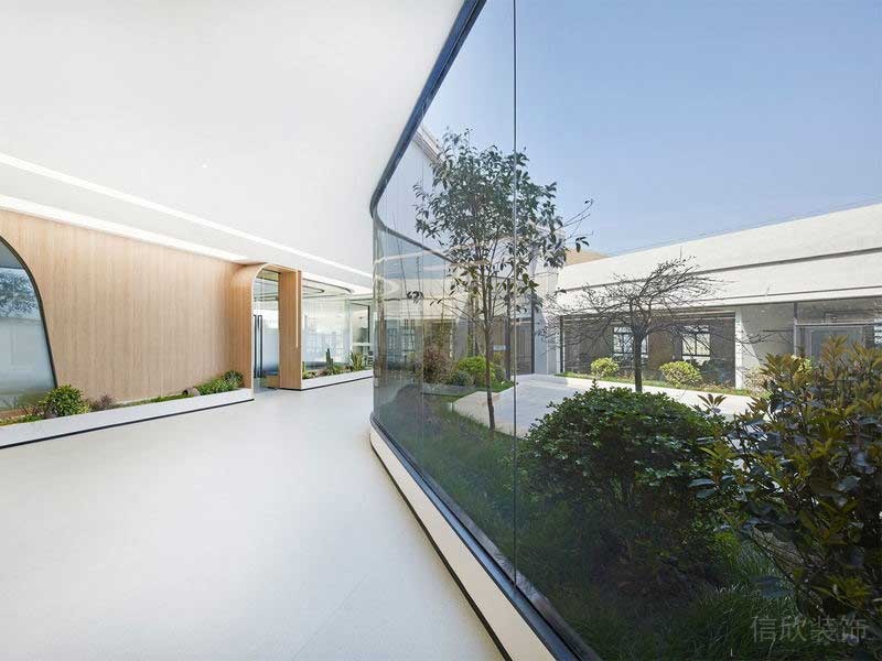 深圳龍華現(xiàn)代風(fēng)格大型辦公室裝修設(shè)計過道