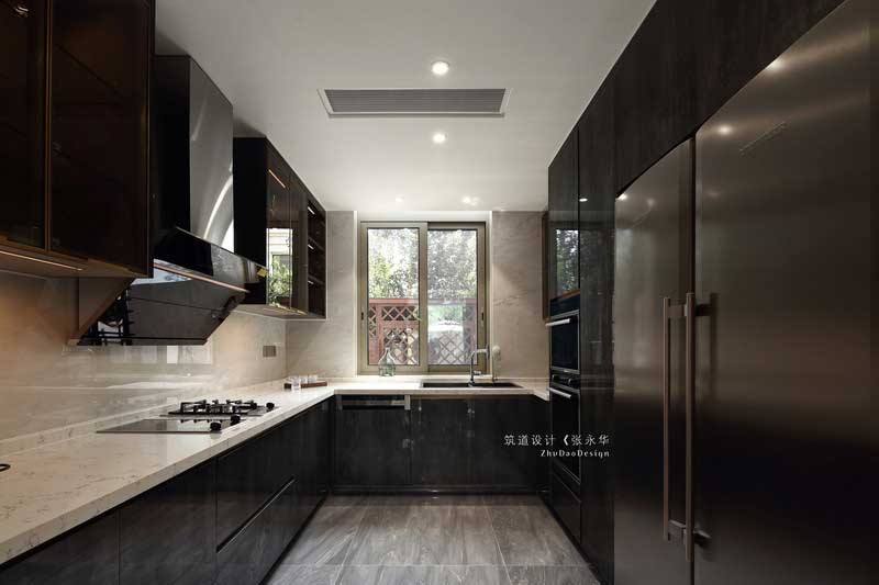 廚房是家居環(huán)境中操作密度最高的空間，廚具、炊具安排科學合理，洗—切—炒操作流程通暢，大大提高了工作效率，創(chuàng)造了一個清明朗潔的烹飪空間。