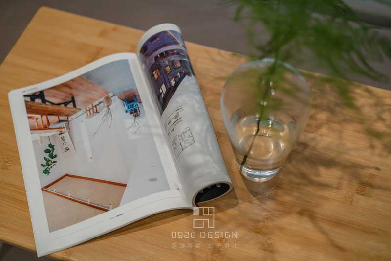 小桌上一本書一顆綠一杯茶，暢游在書里的世界，時(shí)間也過得很快！