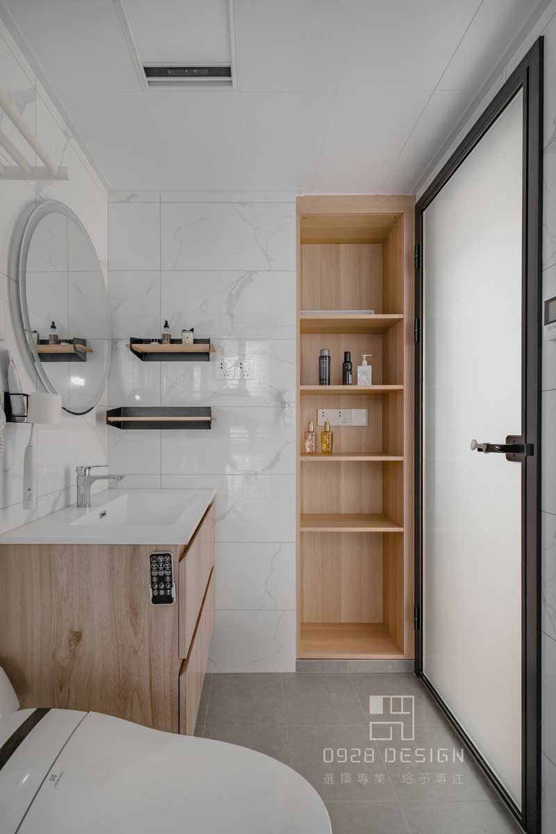 衛(wèi)生間門背后的楓木免漆板儲物架