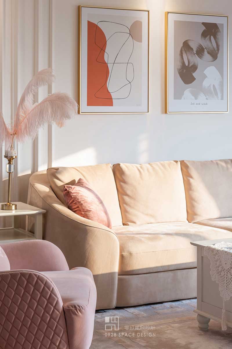  本帖最后由 0928設(shè)計(jì) 于 2021-4-30 14:37 編輯 房屋信息 戶(hù)型 四室 使用面積 180平米 房屋位置 廣東 深圳 裝修花費(fèi) 100萬(wàn)元 說(shuō)在前面 正好在工地進(jìn)行勘測(cè)的時(shí)候接到業(yè)主Y小姐的電話(huà)，因手上事情倉(cāng)促便簡(jiǎn)單的進(jìn)行了溝通，當(dāng)時(shí)設(shè)計(jì)師還在為沒(méi)能好好的給業(yè)主進(jìn)行解說(shuō)而耿耿于懷，Y小姐非常禮貌爽朗的說(shuō)：沒(méi)關(guān)系，我可以等你！就是這么一句話(huà)，讓這段友誼開(kāi)始了。 在后續(xù)的溝通中，戶(hù)型是四房的戶(hù)型，父母同住還有兩個(gè)男孩，戶(hù)型比較方正但是想要利用率更高。4個(gè)房間也要進(jìn)行重新規(guī)劃，原來(lái)的廚房略小。希望增加盡可能多的儲(chǔ)物空間，但不想到處都是柜子顯得擁擠，還是想要空間看起來(lái)通透寬敞。 喜歡溫馨的美式風(fēng)格，適合一家人的居家生活。不喜歡常見(jiàn)的黃色和咖啡色的配色形式，想要美式的溫馨感。在設(shè)計(jì)師的建議下最終選擇由Y小姐喜歡的粉色與杏色作為主要的配色，搭配干凈的白色，整體呈現(xiàn)出溫馨又不失前衛(wèi)感。 空間展示 - 戶(hù)型圖 - 原始戶(hù)型結(jié)構(gòu)方正，南北通透，是比較理想的戶(hù)型選擇。結(jié)合業(yè)主的需求需要改變的區(qū)域：1.入戶(hù)門(mén)正對(duì)主臥，業(yè)主要求需要規(guī)避。2.廚房面積比較小不適合業(yè)主家庭的使用。同時(shí)生活陽(yáng)臺(tái)位置尷尬，儲(chǔ)物間需要保留。3.靠近餐廳的房間需規(guī)劃為多功能房間。 4.主臥要增加衣帽間以及主衛(wèi)要浴缸，同時(shí)需要單獨(dú)的淋浴間。 最終定稿平面布置圖，1.在玄關(guān)處增加鞋柜的功能，同時(shí)做隔斷，圍合式玄關(guān)，化解進(jìn)門(mén)正對(duì)主臥門(mén)的問(wèn)題。2.保留儲(chǔ)物間，將原生活陽(yáng)臺(tái)擴(kuò)大作為中廚功能，將原廚房改造為帶中島臺(tái)的西廚，將廚房功能進(jìn)行劃分。3.靠近餐廳的房間在設(shè)計(jì)師的建議下做成目前的游戲房，活動(dòng)室和臨時(shí)客房使用，將動(dòng)靜區(qū)劃分。4.主臥在保證主衛(wèi)的舒適尺度下擴(kuò)大衣帽間的區(qū)域，衣帽間共做三排大衣柜，大大增加收納空間。同時(shí)各個(gè)房間的儲(chǔ)物空間也逐步增加，但在公共區(qū)域部分做了適當(dāng)?shù)膬?chǔ)物后還是以舒適休閑家庭聚會(huì)為主沒(méi)有處處都堆滿(mǎn)儲(chǔ)物柜造成擁擠的視覺(jué)感。 - 玄關(guān) - 玄關(guān)增加鞋柜和隔斷形成圍合的玄關(guān)空間，化解入戶(hù)正對(duì)主臥門(mén)的問(wèn)題。鞋柜的材質(zhì)選擇上，選擇的是烤漆材質(zhì)，質(zhì)感柔和造型簡(jiǎn)潔，沒(méi)有運(yùn)用大量的實(shí)木線(xiàn)條裝飾的柜門(mén)，去掉復(fù)雜的線(xiàn)條，也減少衛(wèi)生問(wèn)題。鞋柜留有感應(yīng)燈，方便換鞋和進(jìn)門(mén)使用。考慮到家里有老人小孩還增加了換鞋凳，為了保留更多的儲(chǔ)物空間沒(méi)有占用鞋柜區(qū)域，而是購(gòu)買(mǎi)成品的換鞋凳，可以隨意移動(dòng)也是很適合。 左側(cè)的墻面用石膏線(xiàn)做了簡(jiǎn)單的造型，從整體考慮沒(méi)有增加墻面置物的功能，例如大火的洞洞板等業(yè)主通通不喜歡，覺(jué)得太雜亂。在鞋柜內(nèi)部的設(shè)計(jì)上增加放置多功能化即可。墻面只掛一面鏡子，復(fù)古的造型也是很精致。 施工現(xiàn)場(chǎng)照片：為了保證隔斷與西廚墻面的銜接，選擇用木工做出框架的形式來(lái)做，雖然工藝略復(fù)雜，但最終效果會(huì)更加精致。 施工現(xiàn)場(chǎng)：做好框架，定制的屏風(fēng)到了，安裝完畢，和整體毫無(wú)違和感。 - 客廳 - 效果圖 施工現(xiàn)場(chǎng)照片：水電完工照片，墻面進(jìn)行施工圖1：1放樣，避免插座等設(shè)備的位置不對(duì)的問(wèn)題。這個(gè)施工形式還是非常棒的，目前公司所有設(shè)計(jì)項(xiàng)目都會(huì)要求施工方進(jìn)行現(xiàn)場(chǎng)放樣以后進(jìn)行施工，保證業(yè)主在現(xiàn)場(chǎng)就能看明白設(shè)備和造型已經(jīng)家具的尺度。 施工現(xiàn)場(chǎng)照片：石膏線(xiàn)施工完畢。石膏線(xiàn)的施工需要細(xì)心的打磨與上色，才能保證線(xiàn)條清晰并且不會(huì)有瑕疵。 客廳墻面用淺杏色作為背景色，墻面造型利用雙層石膏線(xiàn)，外圍112.5px寬度，內(nèi)部75px寬度，石膏線(xiàn)與墻面顏色同色，降低存在感但又增加墻面細(xì)節(jié)。沙發(fā)品牌來(lái)自芬迪，杏色的磨砂皮質(zhì)感溫和。粉色的單人沙發(fā)作為點(diǎn)綴色，羽毛裝飾與粉色沙發(fā)顏色接近，飽和度低的粉色保留少女感更增加優(yōu)雅感。 從客廳看向餐廳，游戲房房間門(mén)做推拉門(mén)處理，平時(shí)開(kāi)啟可以增加家庭的互動(dòng)感，外公外婆在看電視時(shí)也可以看到小兄弟兩在游戲房的情況，同時(shí)也可以增加空間的通透性。 墻面的掛畫(huà)與整體色調(diào)搭配，相得益彰。 小角幾與電視柜邊柜以及茶幾都來(lái)自于網(wǎng)購(gòu)，實(shí)木乳白色的封閉漆，干凈舒服的色調(diào)。地面原本選擇橡木的實(shí)木地板，但后期經(jīng)過(guò)市場(chǎng)考察和業(yè)主結(jié)合自己的情況最終選擇了柚木的實(shí)木地板，整體比白橡木更深一些，雖然比之前的設(shè)想深但還好沒(méi)有太影響最后的效果。 電視柜 美式 拍攝至下午正好趕上了一縷陽(yáng)光灑進(jìn)室內(nèi)，趕緊抓拍幾張 客廳 美式 沙發(fā) 