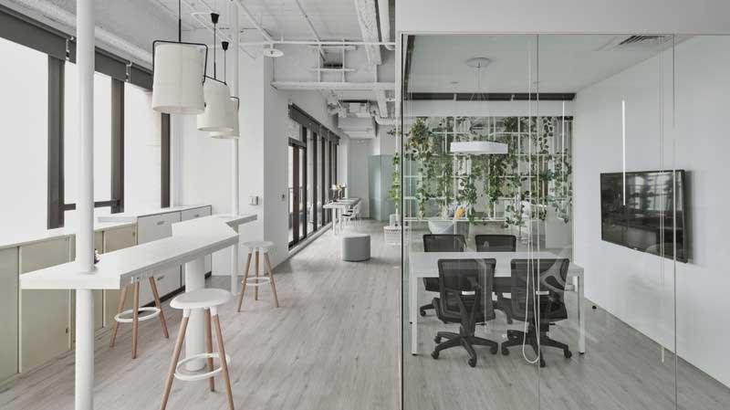 深圳寶安區(qū)淺色系簡約風(fēng)格辦公室裝修多功能會議室