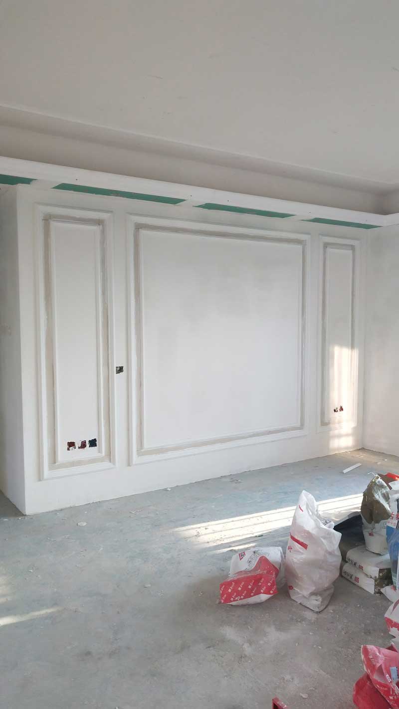 施工現(xiàn)場(chǎng)照片：石膏線(xiàn)施工完畢。石膏線(xiàn)的施工需要細(xì)心的打磨與上色，才能保證線(xiàn)條清晰并且不會(huì)有瑕疵。 