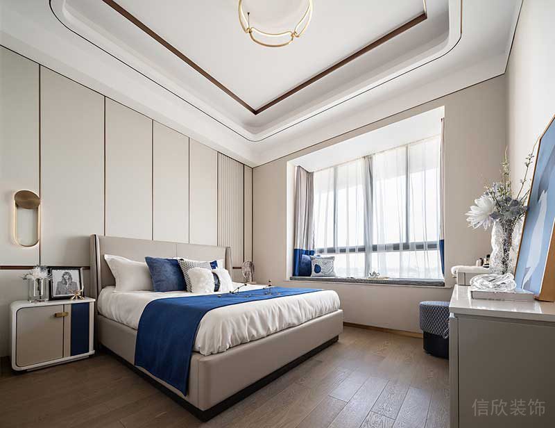 △三層 主臥 三層是純粹的三室起居空間，每一室皆有飄窗覽景。主臥以溫潤的白色搭配純粹的藍色，輕奢質(zhì)感的床品及家居配飾，無不彰顯出時尚優(yōu)雅的空間氣質(zhì)?？酥朴行虻膸缀尉€條勾勒出干凈、舒適的環(huán)境氛圍。當(dāng)柔和的光線透過白色的幔簾灑入室內(nèi)，空間經(jīng)過光影的渲染顯得更為純凈和高級。