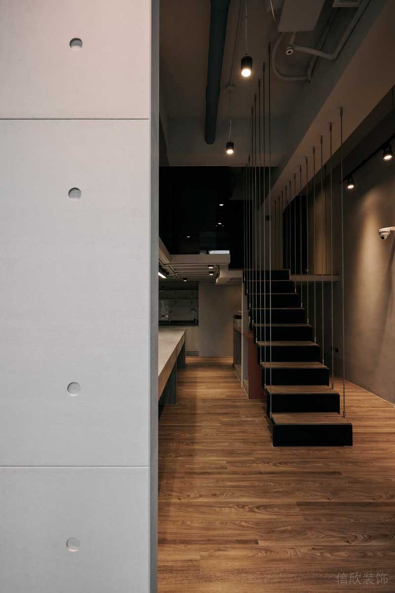 深圳寶安區(qū)工業(yè)風辦公室裝修過道