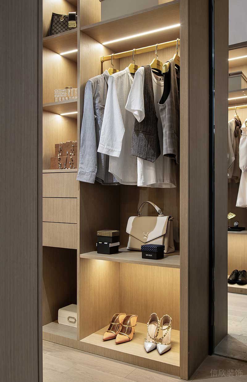 深圳鹽田區(qū)現(xiàn)代輕奢風(fēng)家庭住房裝修設(shè)計案例衣帽間