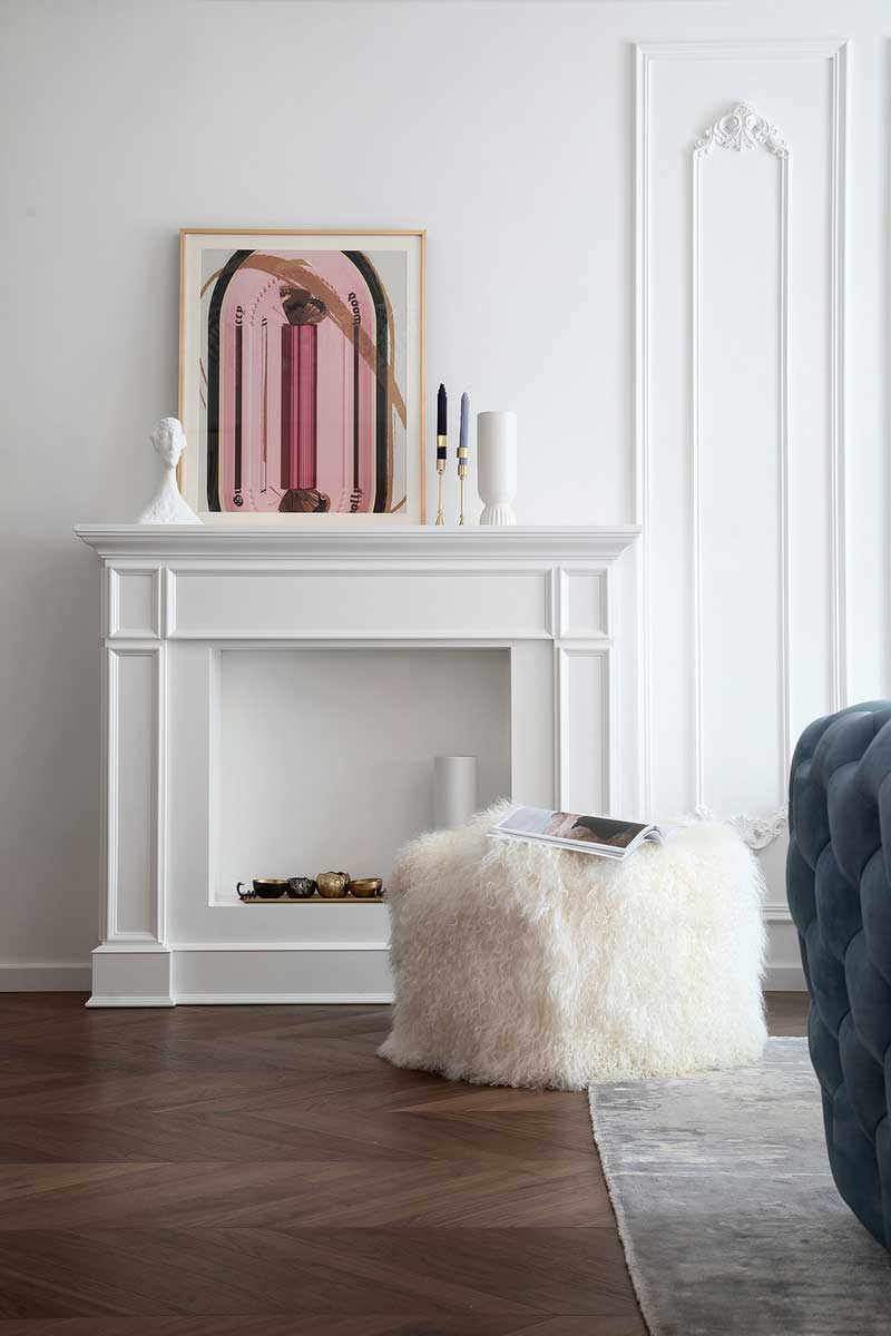 陳設(shè)的三兩組軟裝使空間靈動而優(yōu)雅，隨性打開的書本恰好點亮了室內(nèi)的文藝氛圍。仿佛還原了與家人聊天、品茶、閱讀的生活情境，在空間藝術(shù)韻律的熏陶下，演繹極具個性的法式輕奢風(fēng)情。