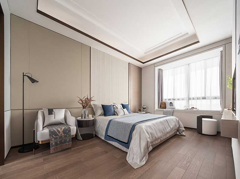 △五層 主臥五層是起居空間，每個(gè)臥室的飄窗如一面寬大的取景框，將窗外四時(shí)風(fēng)景引入室內(nèi)。主臥在墻面上設(shè)計(jì)了嵌入式的柜臺(tái)，可以當(dāng)化妝臺(tái)，也可以作為簡(jiǎn)易的書桌，閑暇時(shí)坐下來(lái)看看書，也是一種無(wú)比輕松和愜意的享受。