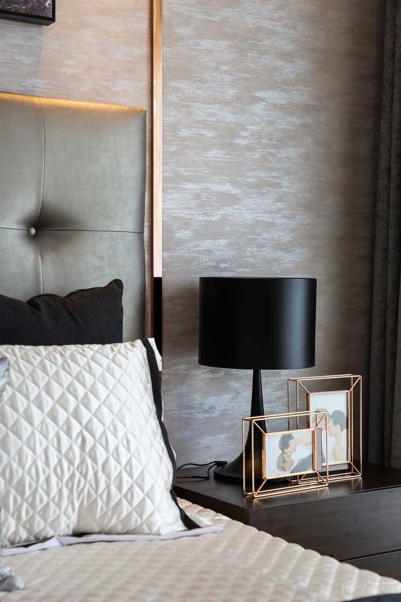 深圳龍華觀瀾現(xiàn)代輕奢家庭別墅裝飾設(shè)計(jì)主臥床頭背景