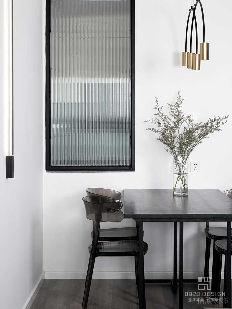 餐廳與廚房墻面用了長(zhǎng)虹玻璃，增加裝飾感的同時(shí)采光效果也可以得到一定的提升。