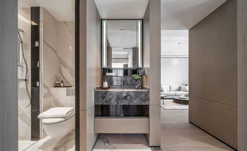 通透的大理石地面配合素雅的木柜 將浴室的雅致發(fā)揮的淋漓盡致， 細(xì)節(jié)上采用干濕分離的設(shè)計(jì) 言至穢之處宜常修治，使?jié)嵡逡?工作之余除掉一天的勞累 妙哉